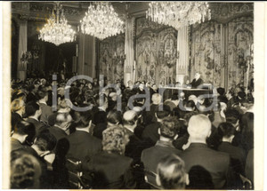 1959 PARIS ELYSEE Charles DE GAULLE alla 1^ conferenza stampa da presidente Fotografia d'epoca, con didascalia coeva. CONDIZIONI: FAIR (alone al lato sinistro; lievi ondulature)FORMATO: 18x13 cm     originale e autentica 1