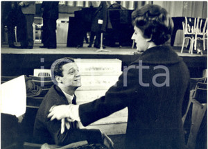 1960 FESTIVAL DI SANREMO Johnny DORELLI e Tonina TORRIELLI - Foto 24x18 cm  Fotografia d'epoca, con didascalia coeva al verso.   CONDIZIONI: FAIR (lieve piegatura al margine superiore; sovraimpressione al margine inferiore)FORMATO: 24x18 cm     originale e autentica 1