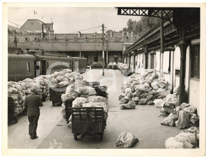 1953 PARIS Gare d'Austerlitz - Posta accumulata per sciopero dei lavoratori FOTO  Fotografia d'epoca. CONDIZIONI: G (minime piegature al margine superiore) FORMATO:  24x18 cm    originale e autentica 1