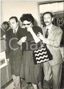 1960 ROMA Gino LATILLA con Fatima ROBIN'S dopo la morte di Fred Buscaglione   Fotografia d'epoca con didascalia coeva al verso.    CONDIZIONI: G  FORMATO: 13x18 cm     originale e autentica 1