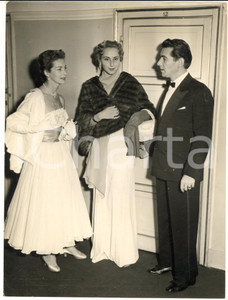 1953 MILANO TEATRO ALLA SCALA Emanuela CASTELBARCO-TOSCANINI Leonard BERNSTEIN  Fotografia d'epoca, con didascalia coeva al verso. CONDIZIONI: FAIR (lievi sovraimpressioni)FORMATO: 18x24 cm    originale e autentica 1