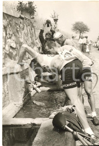 1955 ca CICLISMO GIRO D'ITALIA Un gregario alla fontana *Fotografia 13x18 cm Fotografia d'epoca con didascalia coeva. CONDIZIONI: G (ma lievi tracce di polvere) FORMATO: 13x18 cm      originale e autentica 1