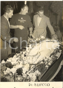 1954 COMO MOTONAUTICA Cittadini rendono omaggio alla salma di Mario VERGA *Foto  Fotografia d'epoca con didascalia coeva al verso.   CONDIZIONI: POOR (sovraimpressione al lato destro; aloni marginali) FORMATO: 13x18 cm     originale e autentica 1