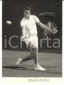 1955 MILANO TENNIS - COPPA DAVIS - ITALIA SVEZIA 4-1 Rovescio di Sven DAVIDSON   Fotografia d'epoca con didascalia coeva al verso.    CONDIZIONI: G (ma lieve sovraimpressione al margine destro) FORMATO: 13x18 cm     originale e autentica 1