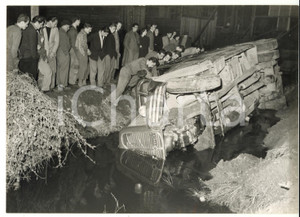 1953 MILANO BAGGIO Autobus ribaltato dopo incidente stradale - Folla di curiosi