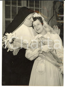1953 ROMA Direttrice d'orchestra Giannella DE MARCO alla Prima Comunione *Foto  Fotografia d'epoca con didascalia coeva al verso.    CONDIZIONI: FAIR (lieve ondulatura; piccola piegatura all'angolo inferiore sinistro) FORMATO: 13x18 cm     originale e autentica 1