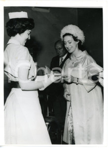 1961 LONDON Royal National Hospital - Princess MARGARET presents nurses prizes