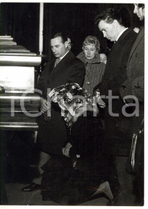 1960 TORINO Arturo TESTA ai funerali di Fred BUSCAGLIONE *Foto 13x18 cm  Fotografia d'epoca con didascalia coeva.  CONDIZIONI: POOR (piegature al margine inferiore) FORMATO: 13x18 cm     originale e autentica 1