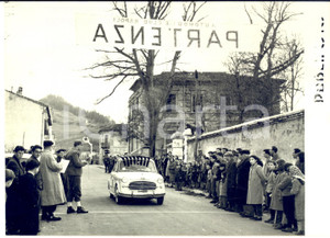1955 ROCCARASO Raduno autosciatorio NAPOLI-ROCCARASO - Auto al traguardo *Foto  Fotografia d'epoca con didascalia coeva al verso.    CONDIZIONI: G (ma lievi increspature al margine superiore)FORMATO: 18x13 cm     originale e autentica 1