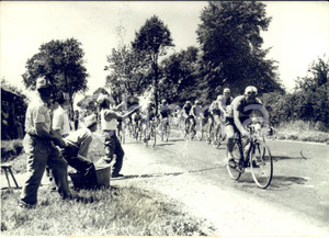 1957 CYCLISME TOUR DE FRANCE Douche pour les coureurs sous le soleil *Photo