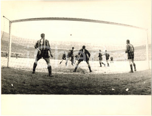 1959 CALCIO SERIE A INTER-GENOA Azione in area interista - Foto 24x18 cm Fotografia d'epoca.  CONDIZIONI: FAIR (lievi piegature al margine superiore) FORMATO: 24x18 cm    originale e autentica 1