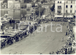 1957 CICLISMO GIRO D'ITALIA COMO Passaggio del gruppo sul lungolago - Foto Fotografia d'epoca con didascalia coeva. CONDIZIONI: G (ma lieve sovraimpressione)FORMATO:  18x13 cm     originale e autentica 1