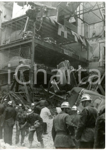 1958 PARIS Rue D'OSLO Garage distrutto da un incendio - Pompieri tra le macerie Fotografia d'epoca con didascalia coeva al verso. CONDIZIONI: FAIR (piegatura all'angolo inferiore sinistro)FORMATO: 21x15 cm     originale e autentica 1