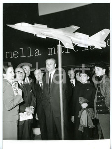 1963 MILANO Fiera Campionaria - Delegazione polacca in visita ufficiale *Foto Fotografia d'epoca con didascalia coeva al verso. CONDIZIONI: GFORMATO: 13x18 cm     originale e autentica 1