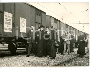 Fotografia d epoca originale 1953 ROMA  POA Prelati percorrono il treno per soccorso alluvionati calabresi 1