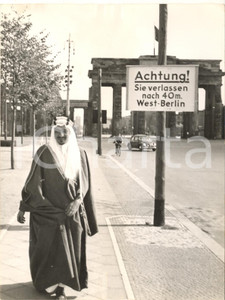 1953 WEST BERLIN King Faisal of Saudi Arabia at Brandenburg Gate *Photo 15x20 Fotografia d'epoca, con didascalia coeva. CONDIZIONI: POOR (evidenti increspature marginali; piegatura al lato sinistro)FORMATO: 15x20 cm    originale e autentica 1