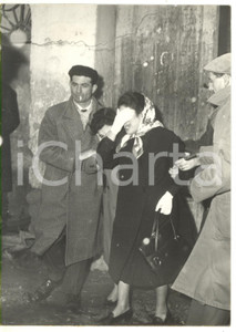 1962 PALERMO MAFIA Omicidio Salvatore LUPO LEALE - La disperazione dei familiari  Fotografia d'epoca con didascalia coeva.  CONDIZIONI: G FORMATO: 13x18 cm     originale e autentica 1