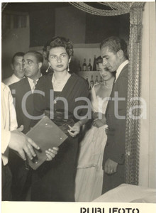 1953 ROMA Shah di Persia Reza PAHLAVI esce a cena con la moglie Soraya *Foto Fotografia d'epoca con didascalia coeva al verso.  CONDIZIONI: G FORMATO: 13x18 cm     originale e autentica 1