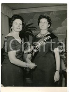 1959 MILANO La genovese Rossella GABUTTO eletta "Segretaria dell'anno" *Foto Fotografia d'epoca con didascalia coeva al verso. CONDIZIONI: GFORMATO: 13x18 cm     originale e autentica 1