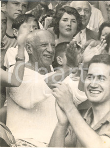1955 VALLAURIS (FRANCE) Pablo PICASSO assiste a una corrida - Fotografia 18x24 Fotografia d'epoca. CONDIZIONI: G (ma bassa qualit&agrave; di stampa)FORMATO: 18x24 cm    originale e autentica 1