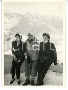 1956 AIGUILLE DU MIDI Pietro NENNI con la famiglia in villeggiatura *Foto 13x18 Fotografia d'epoca con didascalia coeva al verso. CONDIZIONI: GFORMATO: 13x18 cm     originale e autentica 1