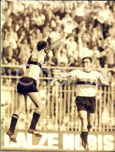 1965 CALCIO INTER-ATALANTA 1-0 Goal di Sandro MAZZOLA - Foto 18x24 cm Fotografia d'epoca.  CONDIZIONI: POOR (piegatura al margine superiore; ingiallimento diffuso) FORMATO: 18x24 cm    originale e autentica 1