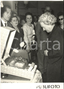 1958 NAPOLI Donna Rachele MUSSOLINI riceve una maschera del marito in bronzo Fotografia d'epoca, con didascalia coeva. CONDIZIONI: GFORMATO: 13x18 cm    originale e autentica 1