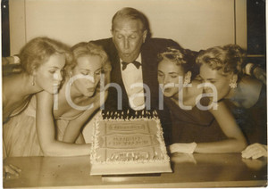 1956 PARIS Maurice CHEVALIER festeggia compleanno con le gemelle KESSLER Foto
