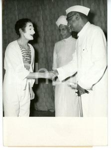 1960 NEW DELHI (INDIA) Rajendra PRASAD si congratula con il mimo Marcel MARCEAU