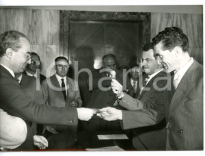 1957 ROMA Luigi GUI consegna all'operaio Serafino BRUZZONE la tessera CECA *Foto