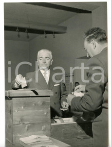 1959 VALLE D'AOSTA Elezioni regionali - Vittorino BONDAZ alle urne *Foto 13x18 Fotografia d'epoca con didascalia coeva al verso. CONDIZIONI: GFORMATO: 13x18 cm     originale e autentica 1