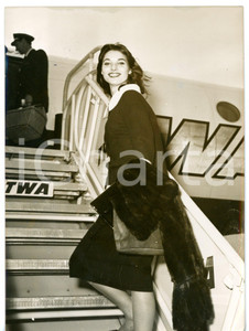 1956 ROMA Ciampino - Attrice Elsa MARTINELLI in partenza per gli STATI UNITI  Fotografia d'epoca con didascalia coeva al verso. CONDIZIONI: G (ma lieve alone diffuso)FORMATO: 13x18 cm     originale e autentica 1