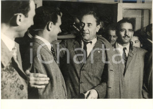 1953 AUTOMOBILISMO CITTA' DEL MESSICO Giovanni BRACCO tra gli ammiratori *Foto Fotografia d'epoca con didascalia coeva al verso. CONDIZIONI: G (ma lieve sovraimpressione)FORMATO: 18x13 cm     originale e autentica 1