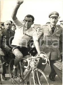1957 CICLISMO GIRO D'ITALIA NAPOLI Nino DEFILIPPIS in maglia rosa *Foto 13x18
