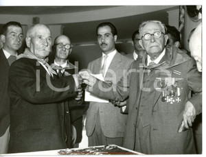 1957 ROMA Col. COCCANARI consegna medaglia ai reduci della battaglia di ADUA 