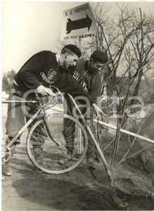 1954 CRENNA  MONDIALI CICLOCROSS Mario ROSSI Ulisse GATTO alle prove *Foto 13x18  Fotografia d'epoca con didascalia coeva.  CONDIZIONI: FAIR (lievi piegature) FORMATO: 13x18 cm     originale e autentica 1