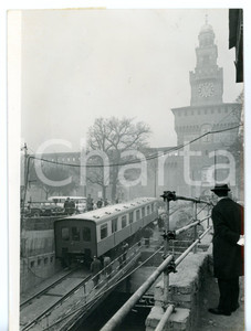 1962 MILANO Piazza Castello ATM Prima vettura metropolitana M1 entra in galleria Fotografia d'epoca, con didascalia coeva. CONDIZIONI: GFORMATO: 13x18 cm     originale e autentica 1