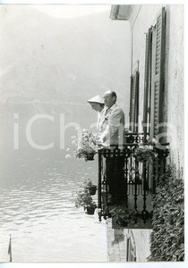 1957 TREMEZZINA - TREMEZZO Adlai STEVENSON II al balcone di Villa BALBIANELLO Fotografia d'epoca, con didascalia coeva al verso. CONDIZIONI: G (ma piccole macchie di inchiostro)FORMATO: 13x18 cm     originale e autentica 1