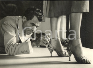 1960 FIRENZE Salvatore FERRAGAMO al lavoro nel suo atelier *Foto 18x13 cm