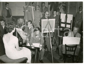 1955 MILANO Hotel Principe di Savoia - Gina LOLLOBRIGIDA posa per pittori *Foto Fotografia d'epoca con didascalia coeva al verso. CONDIZIONI: FAIR (minimi strappetti al margine destro)FORMATO: 18x13 cm     originale e autentica 1