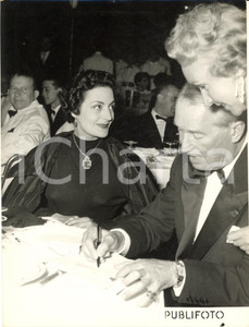 1954 GENOVA Lia ORIGONI a cena con Maurice CHEVALIER *Fotografia 18x24 cm