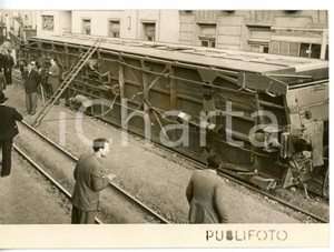 1953 NAPOLI - FERROVIA CIRCUMVESUVIANA Treno passeggeri deragliato *Foto 18x13 Fotografia d'epoca, con didascalia coeva al verso. CONDIZIONI: G (ma minimo alone diffuso)FORMATO: 18x13 cm     originale e autentica 1