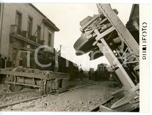 1953 NAPOLI - CIRCUMVESUVIANA Disastro ferroviario - Vagoni capovolti *Foto  Fotografia d'epoca, con didascalia coeva al verso. CONDIZIONI: G (ma minimo alone diffuso)FORMATO: 18x13 cm     originale e autentica 1