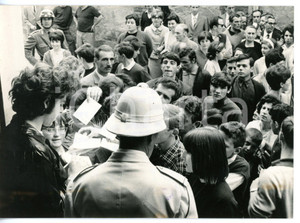 1966 BIELLA - V CANTAGIRO Cantante Ricky SHAYNE assediato dai fan *Foto 18x13 cm Fotografia d'epoca, con didascalia coeva al verso. CONDIZIONI: GFORMATO: 18x13 cm     originale e autentica 1