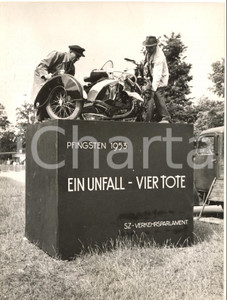 1953 MUNCHEN The motorcycke crashed into an American car show as a warning PHOTO Fotografia d'epoca, con didascalia coeva al verso. CONDIZIONI: G (ma lieve sovraimpressione)FORMATO: 15X20 cm     originale e autentica 1