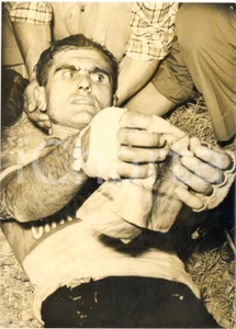 1955 ca CICLISMO IMOLA Dino BRUNI a terra dopo una caduta - Foto 13x18 cm