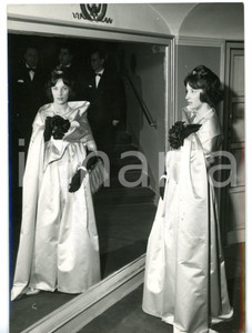 1958 MILANO TEATRO ALLA SCALA Inaugurazione stagione lirica - Giuliana OLGIATI Fotografia d'epoca, con didascalia coeva al verso. CONDIZIONI: FAIR (timbro sovraimpresso)FORMATO: 13x18 cm     originale e autentica 1