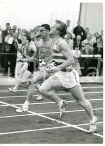 1960 LONDON ATHLETIC Motspur Park - David JONES and David SEGAL at the finish Fotografia d'epoca con didascalia coeva al verso. CONDIZIONI: GFORMATO: 15x20 cm     originale e autentica 1