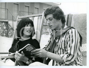  1969 CANTAGIRO Caterina CASELLI prende lezioni di inglese *Foto 18x13 cm Fotografia d'epoca con didascalia coeva al verso. CONDIZIONI: GFORMATO: 18x13 cm     originale e autentica 1