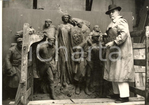 1954 PARIS Paul LANDOWSKI avec la maquette du monument aux ArmÃ©es FranÃ§aises Fotografia d'epoca, con didascalia coeva al verso. CONDIZIONI: fair (sovraimpressione centrale e piegatura)FORMATO: 18x13 cm      originale e autentica 1